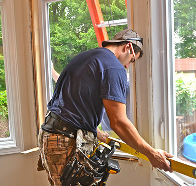 Homme installant une fenêtre